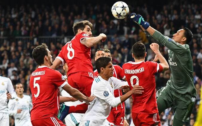 Bilder des Tages - SPORT 01.05.2018, xfux, Fussball Champions League, Halbfinale, Real Madrid - FC Bayern Muenchen, emspor, v.l. Javi Martinez (FC Bayern Muenchen), Keylor Navas (Real Madrid), Robert Lewandowski (FC Bayern Muenchen) Madrid