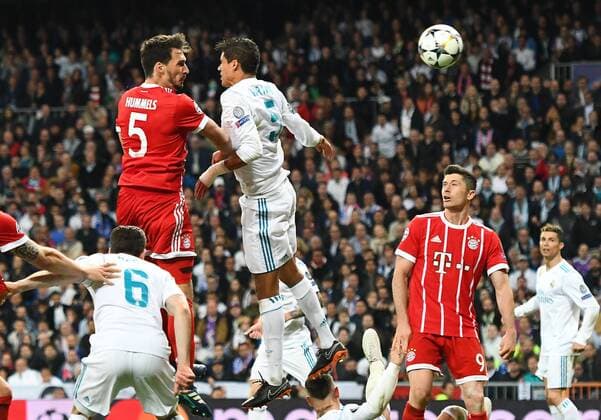 01.05.2018, xfux, Fussball Champions League, Halbfinale, Real Madrid - FC Bayern Muenchen, emspor, v.l. Mats Hummels (FC Bayern Muenchen), Raphael Varane (Real Madrid) Madrid
