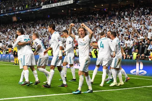 Luka Modric (Real),und die restliche Real-Mannschaft jubeln nach dem Tor von Karim Benzema zum 2:1 Real Madrid - FC Bayern UEFA-Champions League, CL, Halbfinale, 1 2 Finale, Rückspiel, Saison 2017 2018, Fußball, Fussball, soccer, Herren, Deutschland, Germany, Madrid, 1.5.2018 Stadion Bernabeu