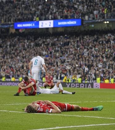 Themen der Woche - SPORT Bilder des Tages - SPORT 01.05.2018, Fussball UEFA Champions League 2017 2018, Halbfinale Rückspiel, Real Madrid - FC Bayern München, im Bernabeu-Stadion Madrid. Frust nach dem Ausscheiden aus der Championsleague,Thomas Müller (vorne, FC Bayern München) liegt geschlagen am Boden, Robert Lewandowski (hi, FC Bayern München) enttäuscht.