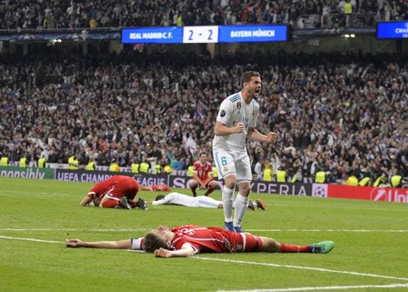 01.05.2018, Fussball UEFA Champions League 2017 2018, Halbfinale Rückspiel, Real Madrid - FC Bayern München, im Bernabeu-Stadion Madrid. Frust nach dem Ausscheiden aus der Championsleague,Thomas Müller (vorne, FC Bayern München) liegt geschlagen am Boden, Robert Lewandowski (hi, FC Bayern München) enttäuscht. Nacho Fernandez (Real Madrid) jubelt.