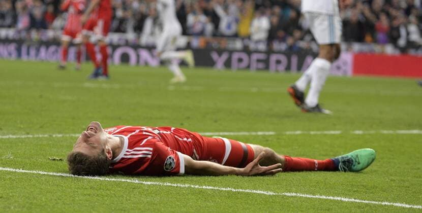 Themen der Woche - SPORT Bilder des Tages - SPORT 01.05.2018, Fussball UEFA Champions League 2017 2018, Halbfinale Rückspiel, Real Madrid - FC Bayern München, im Bernabeu-Stadion Madrid. Frust nach dem Ausscheiden aus der Championsleague,Thomas Müller (vorne, FC Bayern München) liegt geschlagen am Boden,