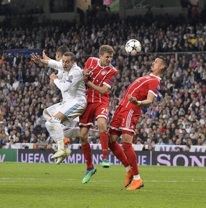 01.05.2018, Fussball UEFA Champions League 2017 2018, Halbfinale Rückspiel, Real Madrid - FC Bayern München, im Bernabeu-Stadion Madrid. mitte: Thomas Müller (FC Bayern München), re: Sandro Wagner (FC Bayern München)