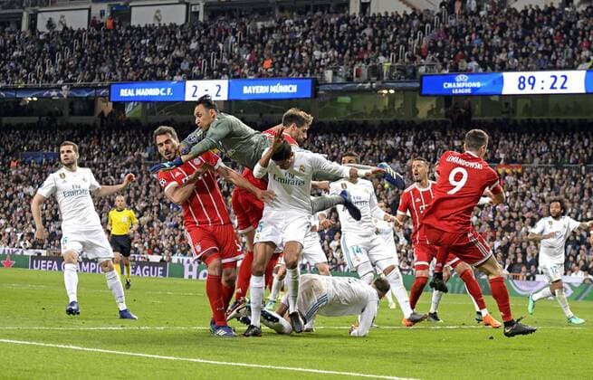01.05.2018, Fussball UEFA Champions League 2017 2018, Halbfinale Rückspiel, Real Madrid - FC Bayern München, im Bernabeu-Stadion Madrid. mitte: Torwart Keylor Navas (Real Madrid) boxt den Ball weg, v.li: Mats Hummels (Bayern München), Javi Martinez (FC Bayern München), Robert Lewandowski (FC Bayern München).