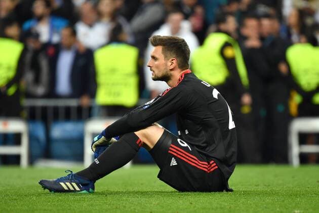 Themen der Woche - SPORT Bilder des Tages - SPORT Sven ULREICH,Torwart (FC Bayern Muenchen),Enttaeuschung, Frust,enttaeuscht,frustriert, niedergeschlagen, nach Spielende, sitzt auf dem Rasen, Aktion,Einzelaktion,Einzelbild,Freisteller, Ganzkoerperaufnahme,ganze Figur. Fussball Champions League, Halbfinale, Real Madrid-FC Bayern Muenchen 2-2. am 01.05.2018,E S T A D I O S A N T I A G O B E R N A B E U.