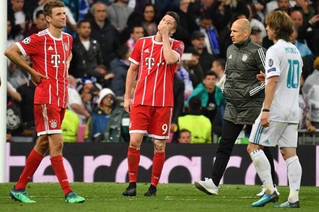 der verletzte Arjen ROBBEN (Bayern Muenchen) troestet nach Spielende Robert LEWANDOWSKI (Bayern Muenchen), Frust,enttaeuscht,frustriert, niedergeschlagen,,Aktion, li:Thomas MUELLER (MÜLLER,Bayern Muenchen),re:Luka Modric (Real Madrid). Fussball Champions League, Halbfinale, Real Madrid-FC Bayern Muenchen 2-2. am 01.05.2018,E S T A D I O S A N T I A G O B E R N A B E U.