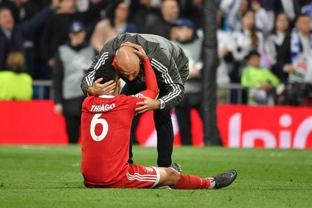 der verletzte Arjen ROBBEN (Bayern Muenchen) troestet nach Spielende Thiago ALCANTARA (FCB), Enttaeuschung, Frust,enttaeuscht,frustriert, niedergeschlagen,,Aktion, Fussball Champions League, Halbfinale, Real Madrid-FC Bayern Muenchen 2-2. am 01.05.2018,E S T A D I O S A N T I A G O B E R N A B E U.