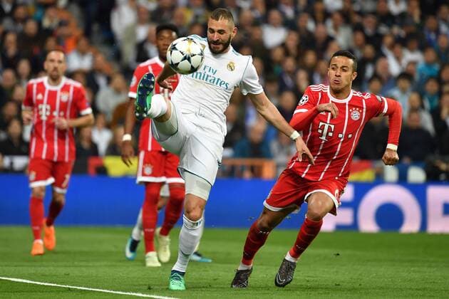 Karim Benzema (Real Madrid),Aktion,Zweikampf gegen Thiago ALCANTARA (FCB), Fussball Champions League, Halbfinale, Real Madrid-FC Bayern Muenchen 2-2. am 01.05.2018,E S T A D I O S A N T I A G O B E R N A B E U.