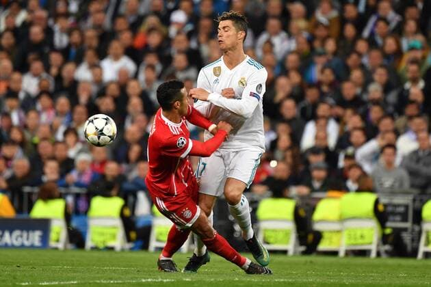 Thiago ALCANTARA (FCB),Aktion,Zweikampf gegen Cristiano Ronaldo (Real Madrid), Fussball Champions League, Halbfinale, Real Madrid-FC Bayern Muenchen 2-2. am 01.05.2018,E S T A D I O S A N T I A G O B E R N A B E U.