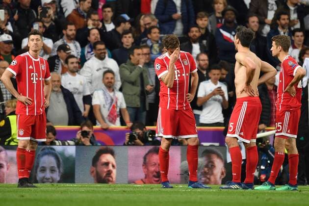 Themen der Woche - SPORT Bilder des Tages - SPORT v.li:Robert LEWANDOWSKI (Bayern Muenchen),Javi (Javier) MARTINEZ (Bayern Muenchen),Mats HUMMELS (Bayern Muenchen), Thomas MUELLER (MÜLLER,Bayern Muenchen) nach Spielende, Enttaeuschung, Frust,enttaeuscht,frustriert, niedergeschlagen,,Aktion, Fussball Champions League, Halbfinale, Real Madrid-FC Bayern Muenchen 2-2. am 01.05.2018,E S T A D I O S A N T I A G O B E R N A B E U.