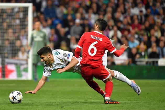 Thiago ALCANTARA (FCB), Aktion,Zweikampf gegen Marco ASENSIO (Real Madrid), Fussball Champions League, Halbfinale, Real Madrid-FC Bayern Muenchen 2-2. am 01.05.2018,E S T A D I O S A N T I A G O B E R N A B E U.