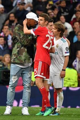 der verletzet Jerome BOATENG (Bayern Muenchen) in zivil troestet Thomas MUELLER (MÜLLER,Bayern Muenchen),re:Luka Modric (Real Madrid),Trost, Enttaeuschung,Frust,enttaeuscht,frustriert,niedergeschlagen, nach Spielende. Fussball Champions League, Halbfinale, Real Madrid-FC Bayern Muenchen 2-2. am 01.05.2018,E S T A D I O S A N T I A G O B E R N A B E U.