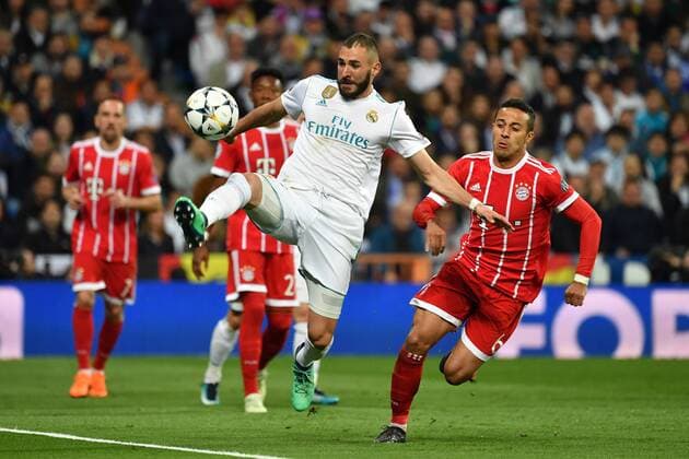 Karim Benzema (Real Madrid), Aktion,Zweikampf gegen Thiago ALCANTARA (FCB). Fussball Champions League, Halbfinale, Real Madrid-FC Bayern Muenchen 2-2. am 01.05.2018,E S T A D I O S A N T I A G O B E R N A B E U.