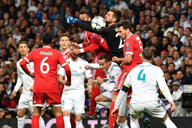 Strafraumszene, v.re:Sergio Ramos (Real Madrid),Mats HUMMELS (Bayern Muenchen),Sven ULREICH,Torwart (FC Bayern Muenchen),Corentin TOLISSO (Bayern Muenchen),Karim Benzema (Real Madrid),Niklas SUELE (Bayern Muenchen), Thiago ALCANTARA (FCB),Cristiano Ronaldo (Real Madrid),Aktion, Fussball Champions League, Halbfinale, Real Madrid-FC Bayern Muenchen 2-2. am 01.05.2018,E S T A D I O S A N T I A G O B E R N A B E U.