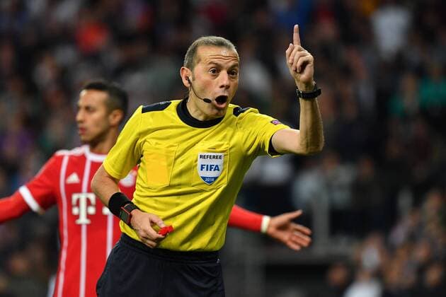 Bilder des Tages - SPORT FIFA Schiedsrichter Cueneyt CAKIR (TUR),Gestik,gibt Anweisungen, Einzelbild,angeschnittenes Einzelmotiv,Halbfigur,halbe Figur. Fussball Champions League, Halbfinale, Real Madrid-FC Bayern Muenchen 2-2. am 01.05.2018,E S T A D I O S A N T I A G O B E R N A B E U.