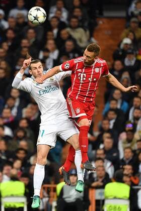Joshua KIMMICH (Bayern Muenchen), Aktion,Zweikampf gegen Gareth BALE (Real Madrid). Fussball Champions League, Halbfinale, Real Madrid-FC Bayern Muenchen 2-2. am 01.05.2018,E S T A D I O S A N T I A G O B E R N A B E U.