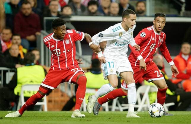 FUSSBALL CHAMPIONS LEAGUE SAISON 2017 2018 HALBFINALE RUECKSPIEL Real Madrid - FC Bayern Muenchen 01.05.2018 David Alaba (li, FC Bayern Muenchen) gegen Lucas Vazquez (Mitte, Real Madrid) und Corentin Tolisso (re, FC Bayern Muenchen) Madrid