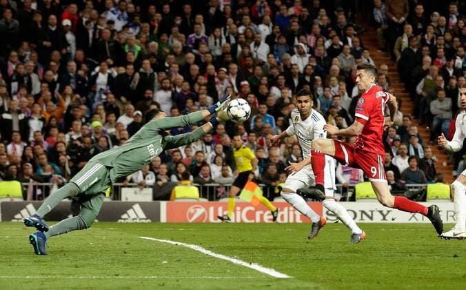 FUSSBALL CHAMPIONS LEAGUE SAISON 2017 2018 HALBFINALE RUECKSPIEL Real Madrid - FC Bayern Muenchen 01.05.2018 Robert Lewandowski (re, FC Bayern Muenchen) gegen Torwart Keylor Navas (li, Real Madrid) und Raphael Varane (hinten, Real Madrid) Madrid