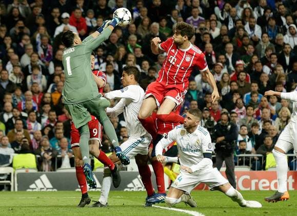 FUSSBALL CHAMPIONS LEAGUE SAISON 2017 2018 HALBFINALE RUECKSPIEL Real Madrid - FC Bayern Muenchen 01.05.2018 Javi Martinez (2.v.re, FC Bayern Muenchen) gegen Torwart Keylor Navas (li, Real Madrid) sowie Raphael Varane (2.v.li, Real Madrid) und Sergio Ramos (re, Real Madrid) Madrid