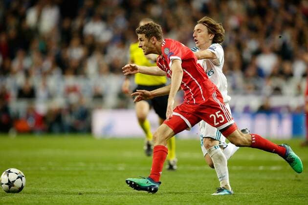 FUSSBALL CHAMPIONS LEAGUE SAISON 2017 2018 HALBFINALE RUECKSPIEL Real Madrid - FC Bayern Muenchen 01.05.2018 Thomas Mueller (li, FC Bayern Muenchen) gegen Cristiano Ronaldo (re, Real Madrid) Madrid