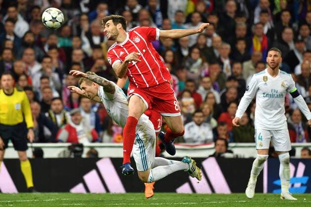 Javi (Javier) MARTINEZ (Bayern Muenchen),Aktion,Zweikampf gegen Toni KROOS (Real Madrid). Fussball Champions League, Halbfinale, Real Madrid-FC Bayern Muenchen 2-2. am 01.05.2018,E S T A D I O S A N T I A G O B E R N A B E U.