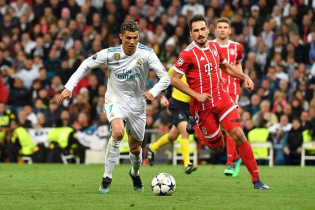 Cristiano Ronaldo (Real Madrid), Aktion,Zweikampf gegen Mats HUMMELS (Bayern Muenchen). Fussball Champions League, Halbfinale, Real Madrid-FC Bayern Muenchen 2-2. am 01.05.2018,E S T A D I O S A N T I A G O B E R N A B E U.
