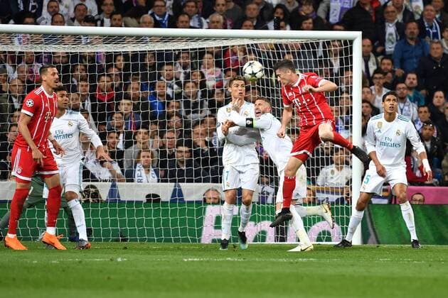 Torchance,Kopfball Robert LEWANDOWSKI (Bayern Muenchen), Aktion,Zweikampf gegen Sergio Ramos (Real Madrid) und Cristiano Ronaldo (Real Madrid), Strafraumszene, Li:Sandro WAGNER (Bayern Muenchen) und CASEMIRO (Real Madrid). Fussball Champions League, Halbfinale, Real Madrid-FC Bayern Muenchen 2-2. am 01.05.2018,E S T A D I O S A N T I A G O B E R N A B E U.