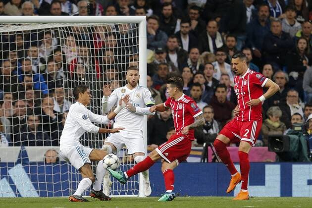 Raphael Varane, Sergio Ramos, James Rodriguez und Sandro Wagner beim UEFA Champions League Halbfinalspiel Real Madrid gegen FC Bayern München (2:2) im Estadio Santiago Bernabeu. Madrid, 01.05.2018