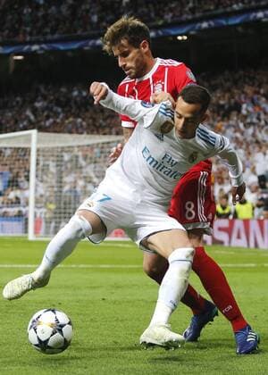 Lucas Vazquez und Javi Martinez beim UEFA Champions League Halbfinalspiel Real Madrid gegen FC Bayern München (2:2) im Estadio Santiago Bernabeu. Madrid, 01.05.2018