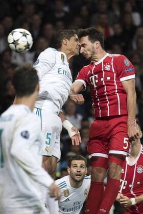 Raphael Varane und Mats Hummels beim UEFA Champions League Halbfinalspiel Real Madrid gegen FC Bayern München (2:2) im Estadio Santiago Bernabeu. Madrid, 01.05.2018
