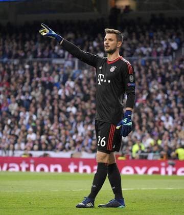 01.05.2018, Fussball UEFA Champions League 2017 2018, Halbfinale Rückspiel, Real Madrid - FC Bayern München, im Bernabeu-Stadion Madrid. Torwart Sven Ulreich (FC Bayern München) gibt Anweisungen.