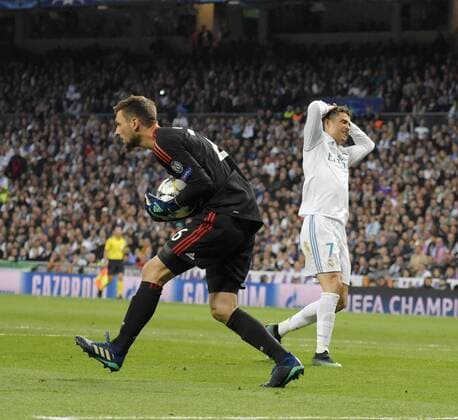 01.05.2018, Fussball UEFA Champions League 2017 2018, Halbfinale Rückspiel, Real Madrid - FC Bayern München, im Bernabeu-Stadion Madrid. Torwart Sven Ulreich (FC Bayern München) hat den Ball vor Christiano Ronaldo (re, Real Madrid) gefangen.