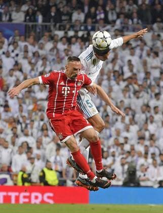 01.05.2018, Fussball UEFA Champions League 2017 2018, Halbfinale Rückspiel, Real Madrid - FC Bayern München, im Bernabeu-Stadion Madrid. v.li: Franck Ribery (FC Bayern München) gegen Raphael Varane (Real Madrid).