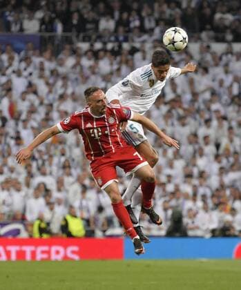 01.05.2018, Fussball UEFA Champions League 2017 2018, Halbfinale Rückspiel, Real Madrid - FC Bayern München, im Bernabeu-Stadion Madrid. v.li: Franck Ribery (FC Bayern München) gegen Raphael Varane (Real Madrid).