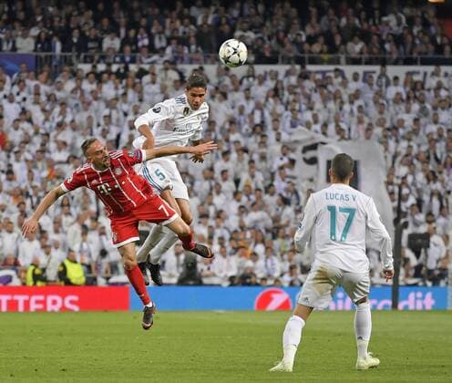 01.05.2018, Fussball UEFA Champions League 2017 2018, Halbfinale Rückspiel, Real Madrid - FC Bayern München, im Bernabeu-Stadion Madrid. v.li: Franck Ribery (FC Bayern München) gegen Raphael Varane (Real Madrid).
