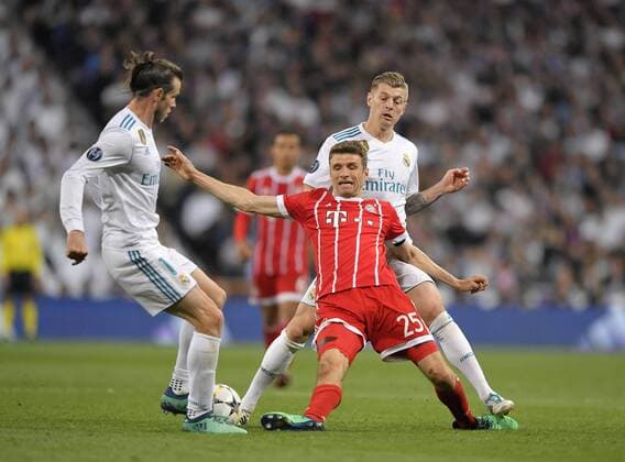 01.05.2018, Fussball UEFA Champions League 2017 2018, Halbfinale Rückspiel, Real Madrid - FC Bayern München, im Bernabeu-Stadion Madrid. v.li: Gareth Bale (Real Madrid), Thomas Müller (FC Bayern München), Toni Kroos (Real Madrid).