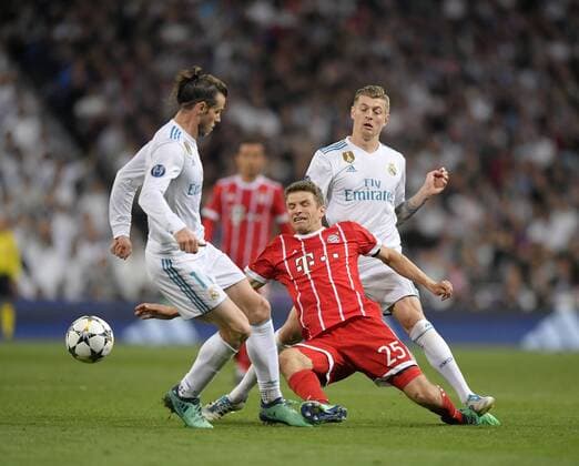 01.05.2018, Fussball UEFA Champions League 2017 2018, Halbfinale Rückspiel, Real Madrid - FC Bayern München, im Bernabeu-Stadion Madrid. v.li: Gareth Bale (Real Madrid), Thomas Müller (FC Bayern München), Toni Kroos (Real Madrid).