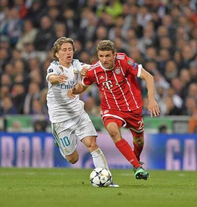 01.05.2018, Fussball UEFA Champions League 2017 2018, Halbfinale Rückspiel, Real Madrid - FC Bayern München, im Bernabeu-Stadion Madrid. v.li: Luka Modric (Real Madrid), Thomas Müller (FC Bayern München).