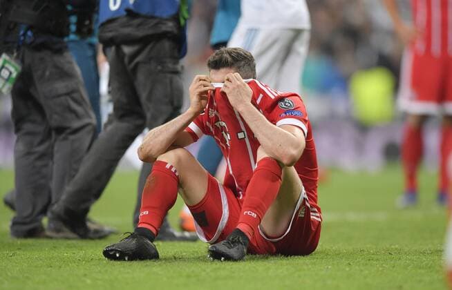 01.05.2018, Fussball UEFA Champions League 2017 2018, Halbfinale Rückspiel, Real Madrid - FC Bayern München, im Bernabeu-Stadion Madrid. Enttäuschung nach dem Aus, Robert Lewandowski (FC Bayern München) am Boden.
