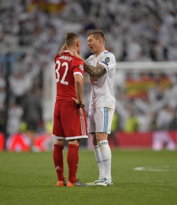 01.05.2018, Fussball UEFA Champions League 2017 2018, Halbfinale Rückspiel, Real Madrid - FC Bayern München, im Bernabeu-Stadion Madrid. Enttäuschung nach dem Aus, Toni Kroos (re, Real Madrid) tröstet Joshua Kimmich (FC Bayern München).