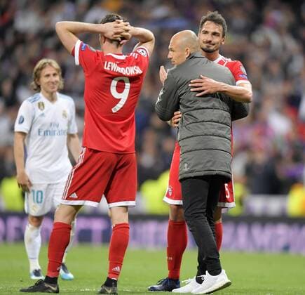 01.05.2018, Fussball UEFA Champions League 2017 2018, Halbfinale Rückspiel, Real Madrid - FC Bayern München, im Bernabeu-Stadion Madrid. Enttäuschung nach dem Aus, Arjen Robben (FC Bayern München) tröstst Mats Hummels (Bayern München).