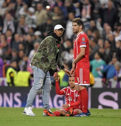 01.05.2018, Fussball UEFA Champions League 2017 2018, Halbfinale Rückspiel, Real Madrid - FC Bayern München, im Bernabeu-Stadion Madrid. Enttäuschung nach dem Aus, v.li: Jerome Boateng (FC Bayern München) tröstst Thiago (FC Bayern München) und Javi Martinez (FC Bayern München).