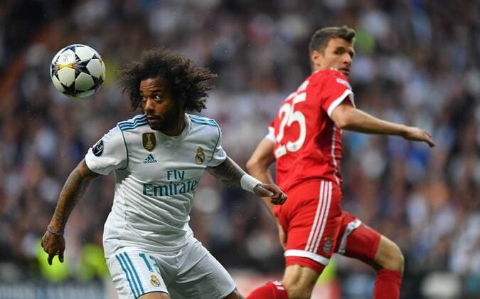 Marcelo (Real), beim Kopfball, rechts Thomas Müller (FC Bayern), Real Madrid - FC Bayern UEFA-Champions League, CL, Halbfinale, 1 2 Finale, Rückspiel, Saison 2017 2018, Fußball, Fussball, soccer, Herren, Deutschland, Germany, Madrid, 1.5.2018 Stadion Bernabeu