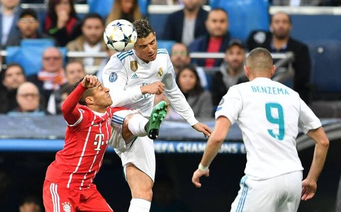 Cristiano Ronaldo (Real), beim Kopfball, links Thiago Alcantara (FC Bayern), rechts Karim Benzema (Real), Real Madrid - FC Bayern UEFA-Champions League, CL, Halbfinale, 1 2 Finale, Rückspiel, Saison 2017 2018, Fußball, Fussball, soccer, Herren, Deutschland, Germany, Madrid, 1.5.2018 Stadion Bernabeu