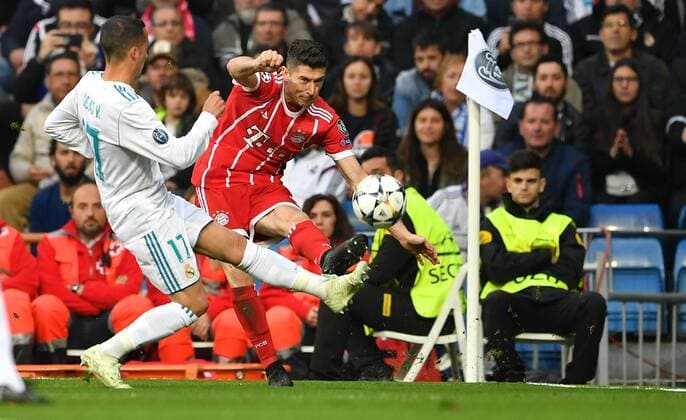 Robert Lewandowski (FC Bayern), beim Schuss, links Lucas Vazquez (Real), Real Madrid - FC Bayern UEFA-Champions League, CL, Halbfinale, 1 2 Finale, Rückspiel, Saison 2017 2018, Fußball, Fussball, soccer, Herren, Deutschland, Germany, Madrid, 1.5.2018 Stadion Bernabeu