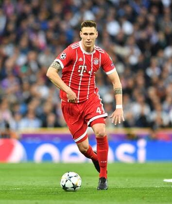 Niklas Süle (FC Bayern), am Ball Real Madrid - FC Bayern UEFA-Champions League, CL, Halbfinale, 1 2 Finale, Rückspiel, Saison 2017 2018, Fußball, Fussball, soccer, Herren, Deutschland, Germany, Madrid, 1.5.2018 Stadion Bernabeu *** Niklas Süle FC Bayern on the ball Real Madrid FC Bayern UEFA Champions League CL Semi Finals 1 2 Final Retreats Season 2017 2018 Football Soccer soccer Men Germany Germany Madrid 1 5 2018 Stadion Bernabeu