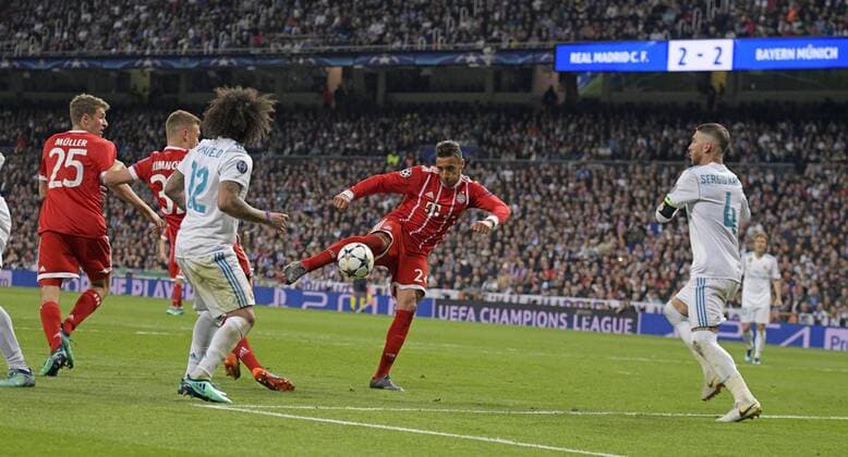 01.05.2018, Fussball UEFA Champions League 2017 2018, Halbfinale Rückspiel, Real Madrid - FC Bayern München, im Bernabeu-Stadion Madrid. Corentin Tolisso (mitte, FC Bayern München) zieht ab, kann den Ball aber nicht im Tor unterbringen.