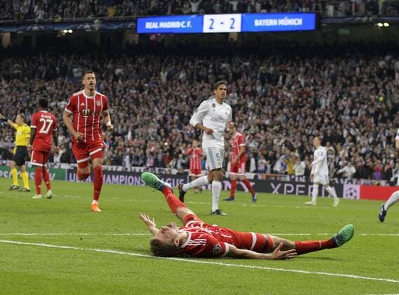 01.05.2018, Fussball UEFA Champions League 2017 2018, Halbfinale Rückspiel, Real Madrid - FC Bayern München, im Bernabeu-Stadion Madrid. Enttäuschung nach dem Aus, Thomas Müller (FC Bayern München) liegt fertig am Boden.