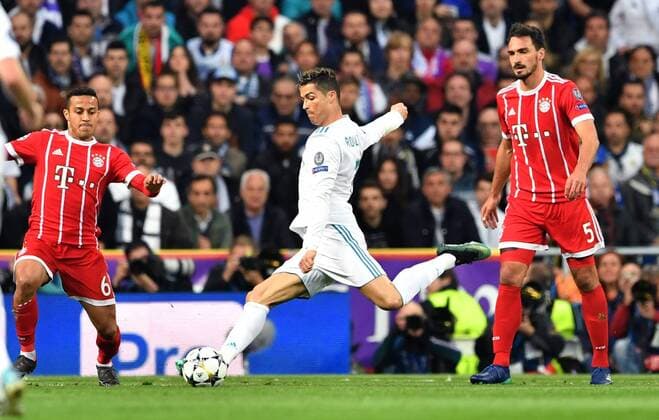 Cristiano Ronaldo (Real), am Ball, rechts Mats Hummels (FC Bayern), links Thiago Alcantara (FC Bayern), Real Madrid - FC Bayern UEFA-Champions League, CL, Halbfinale, 1 2 Finale, Rückspiel, Saison 2017 2018, Fußball, Fussball, soccer, Herren, Deutschland, Germany, Madrid, 1.5.2018 Stadion Bernabeu