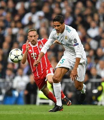 Raphael Varane (Real), am Ball, hinten Franck Ribery (FC Bayern), Real Madrid - FC Bayern UEFA-Champions League, CL, Halbfinale, 1 2 Finale, Rückspiel, Saison 2017 2018, Fußball, Fussball, soccer, Herren, Deutschland, Germany, Madrid, 1.5.2018 Stadion Bernabeu